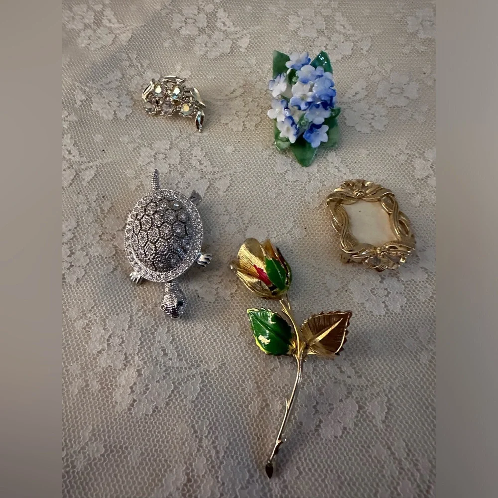 Lot of 5 Brooches ⚠️ some with issues REPAIR Gold Toned Silver Toned